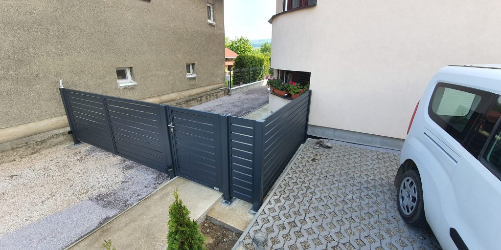 Dvojkrídlová brána, bránička a plotové dielce s kotvením na naše stĺpy