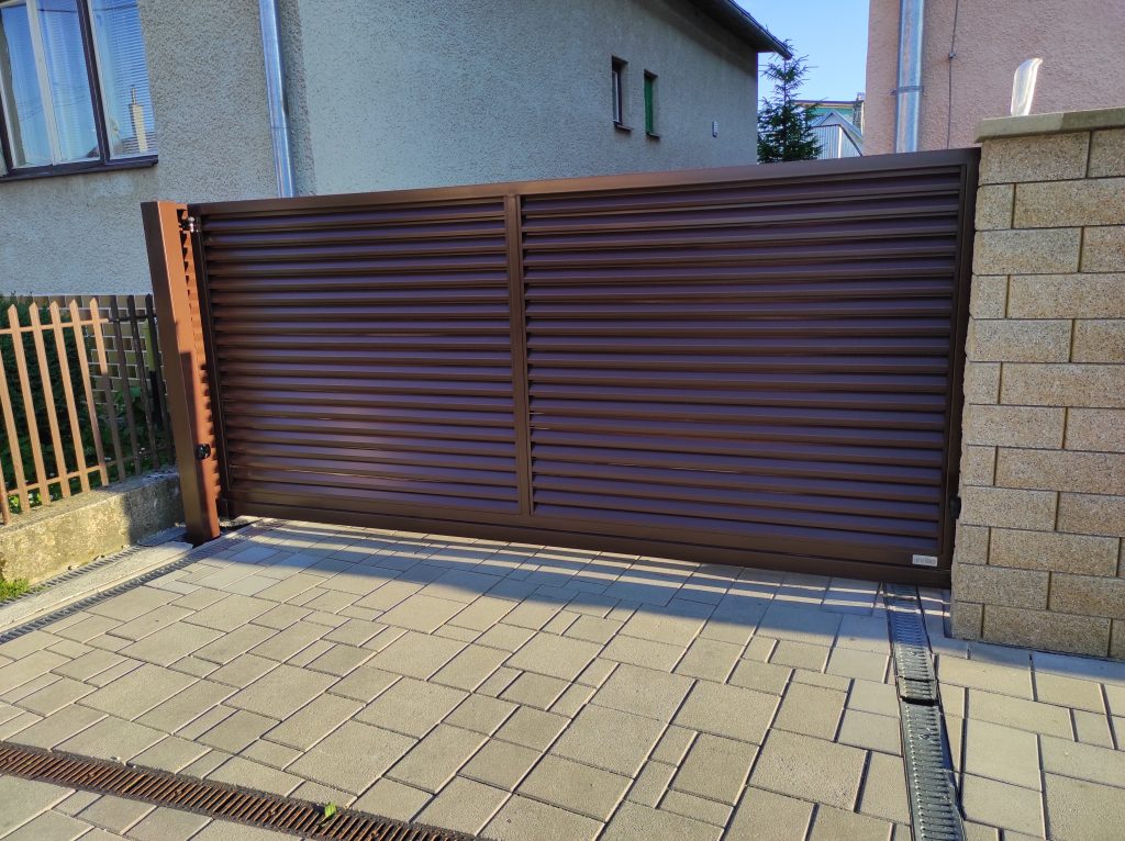 Posuvná samonosná brána s bráničkou a plotové dielce