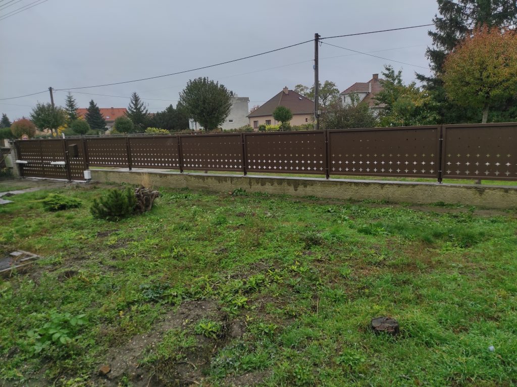 Dvojkrídlová brána s bráničkou a oplotením