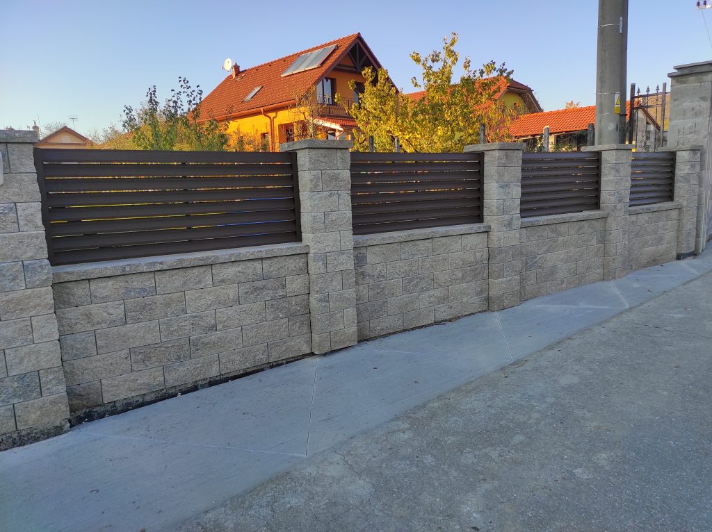 Posuvná samonosná brána s bráničkou a plotovými dielcami