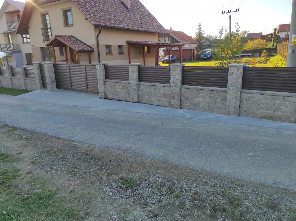 Posuvná samonosná brána s bráničkou a plotovými dielcami