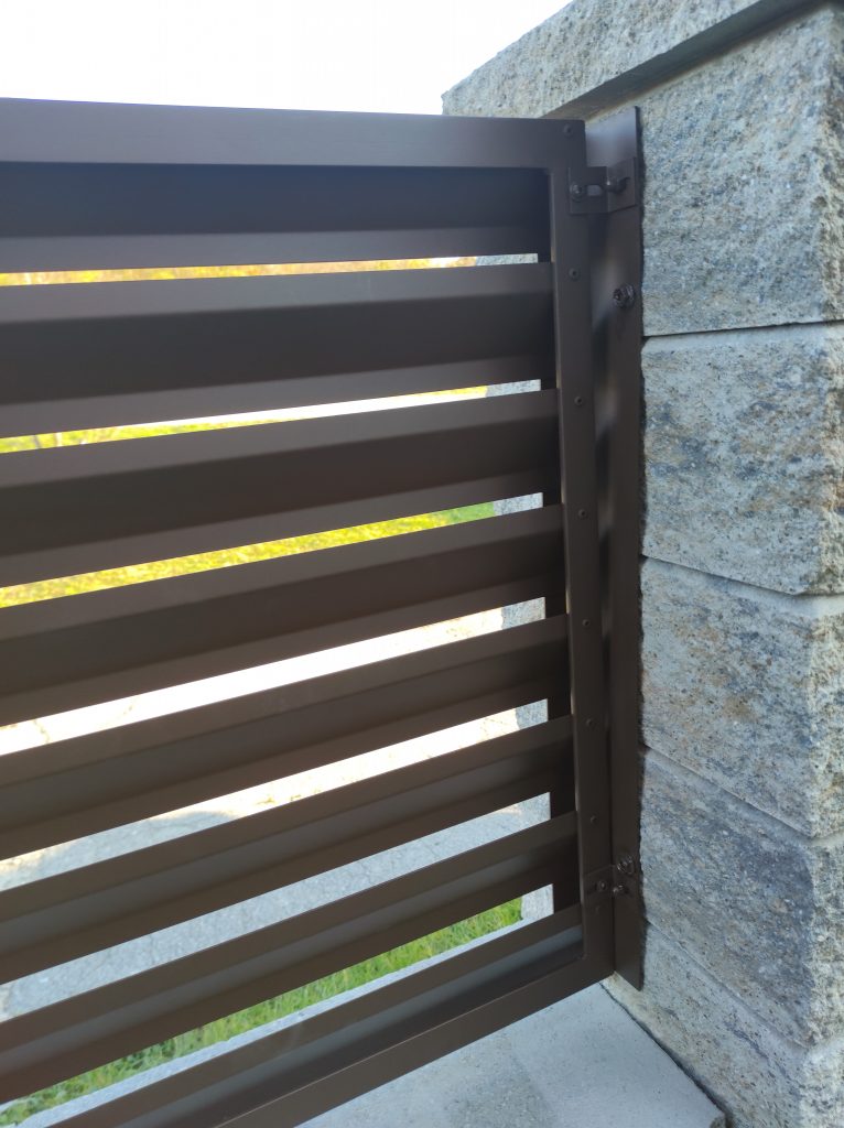 Posuvná samonosná brána s bráničkou a plotovými dielcami