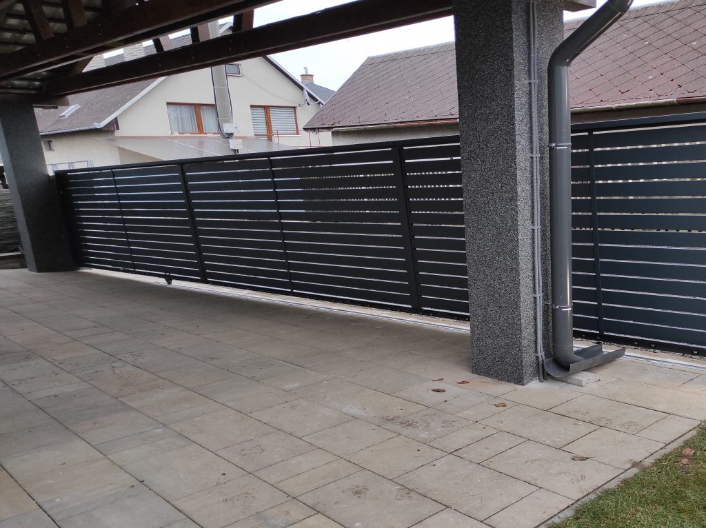 Nadrozmerná posuvná brána na koľajnici
