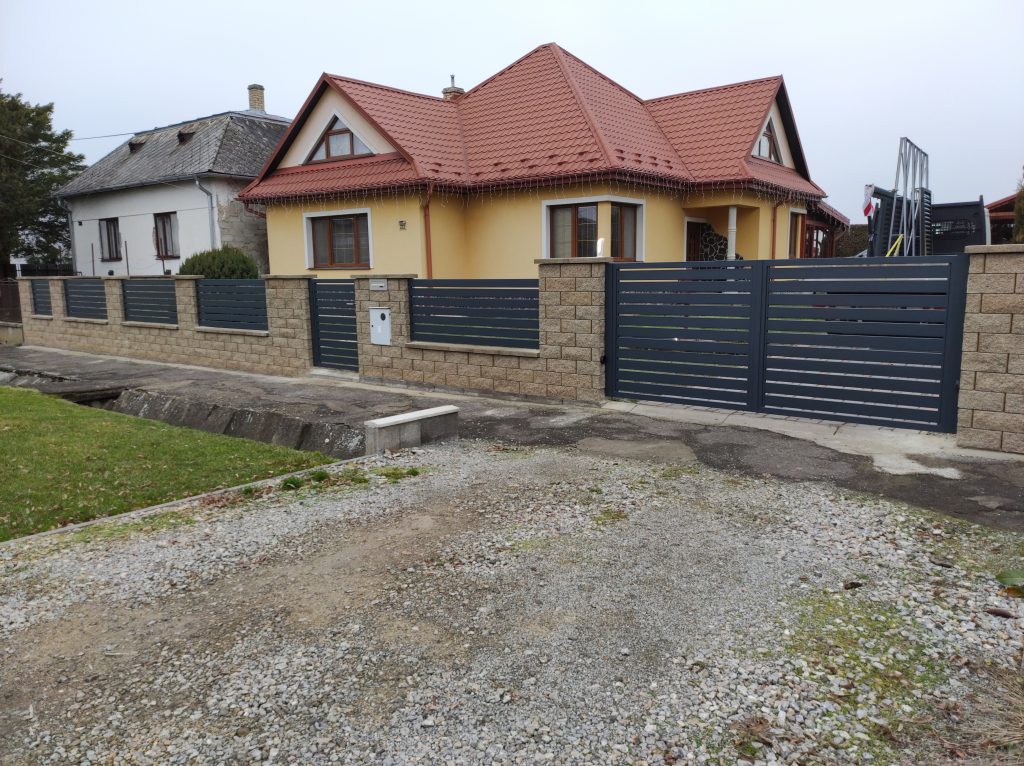 Dvojkrídlová brána s bráničkou a oplotením