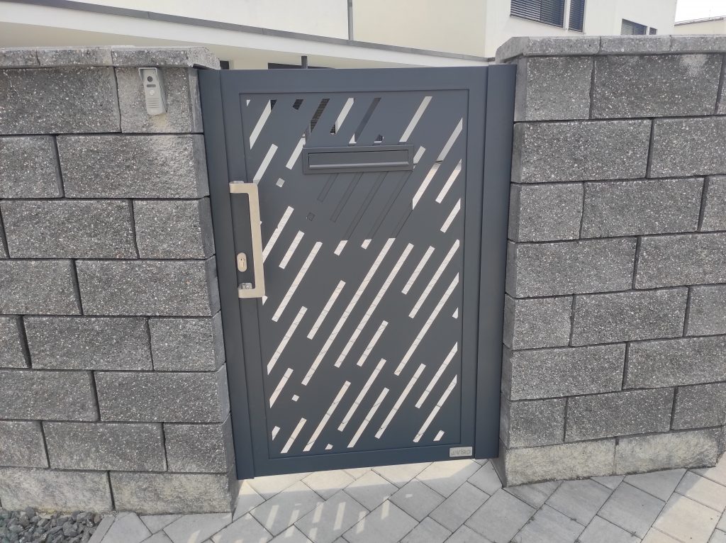 Posuvná brána po koľajnici s bráničkou