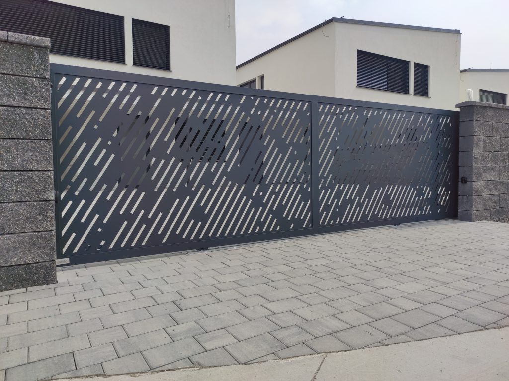 Posuvná brána po koľajnici s bráničkou