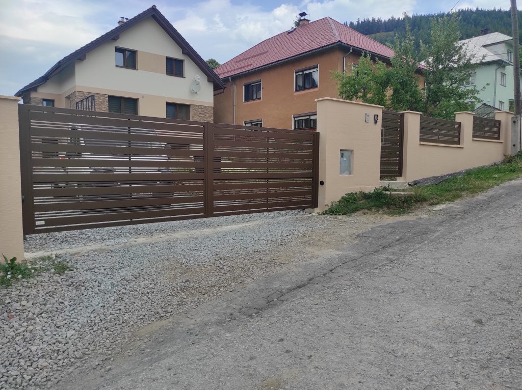 Dvojkrídlová brána s bráničkou a oplotením