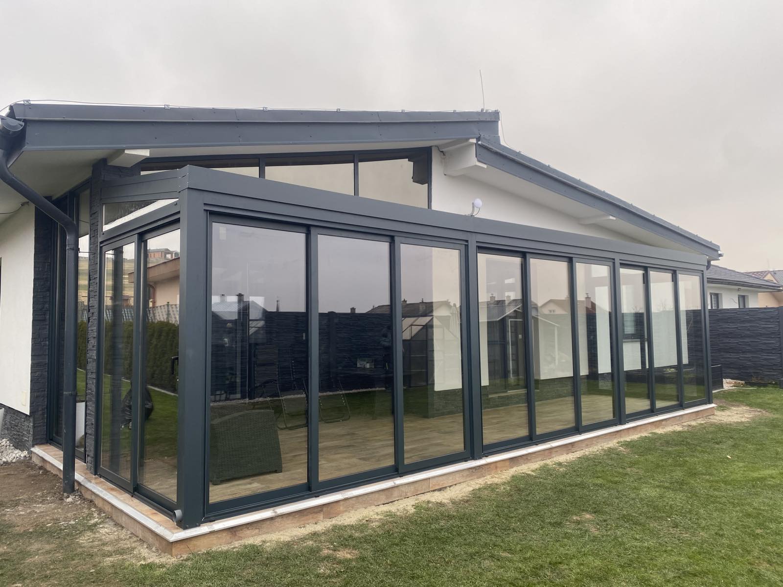 A projekt részeként megvalósítottuk a CLOUD szarufás pergolát üvegezéssel, három tartóoszloppal és egy megerősítő gerendával