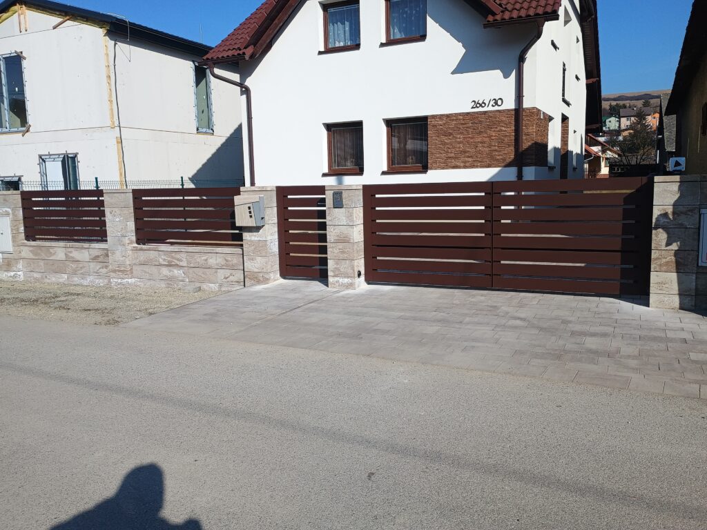 Egy másik sikeresen befejezett projekt, amely egy egyedi, kétszárnyú kaput tartalmaz teljes automatizálással a ROGER olasz márkától, LED villogóval, fotocellákkal és vezérlőkkel felszerelve