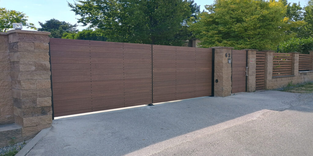Košicén egy egyedileg gyártott, két szárnyú kaput valósítottunk meg, amelyet rozsdamentes acél vasalattal ellátott gyalogos kis kapu és a teljes ROGER automatizáció egészített ki